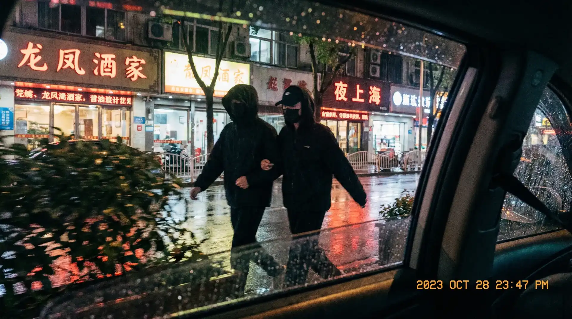 儿子妈妈已经是你的人了 - 顶流明星深夜密会现场抓拍照片